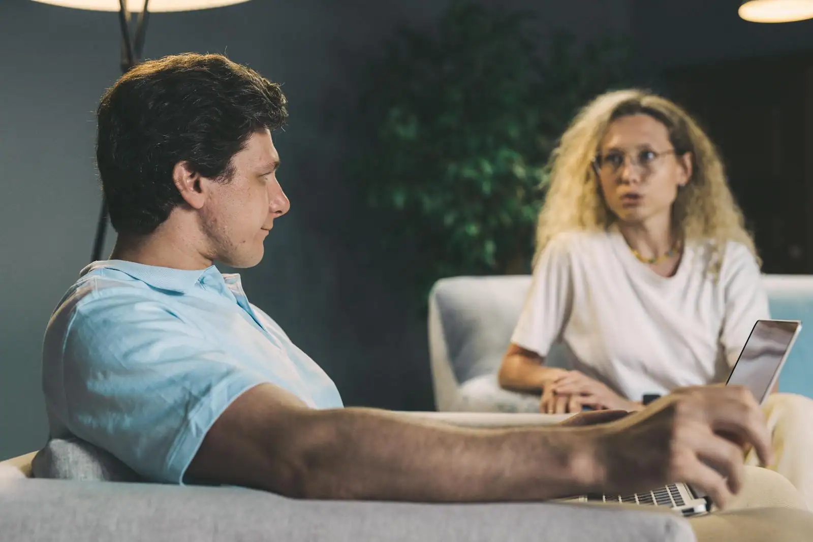 Deux collègues en pleine conversation attentive dans un bureau lumineux