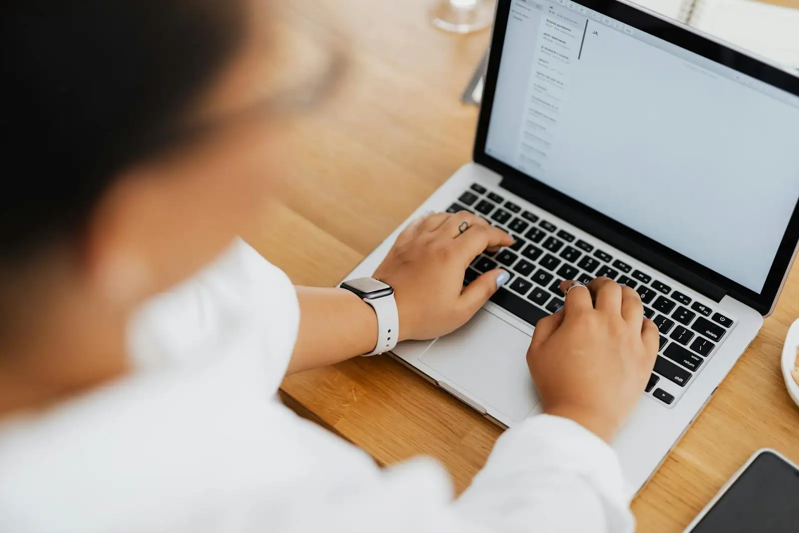 Mains tapant sur un ordinateur portable pour créer une nouvelle adresse e-mail