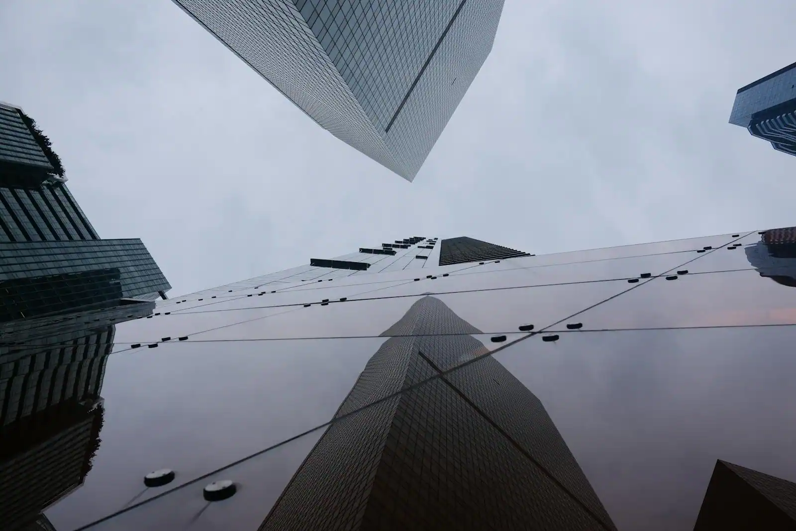 Tours de bureaux vitrées d'un quartier d'affaires moderne, vue en contre-plongée vers le ciel