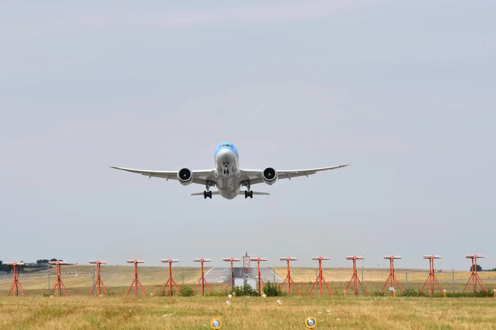 Avion de ligne Airbus en vol dans un ciel dégagé, vue latérale du fuselage et des réacteurs