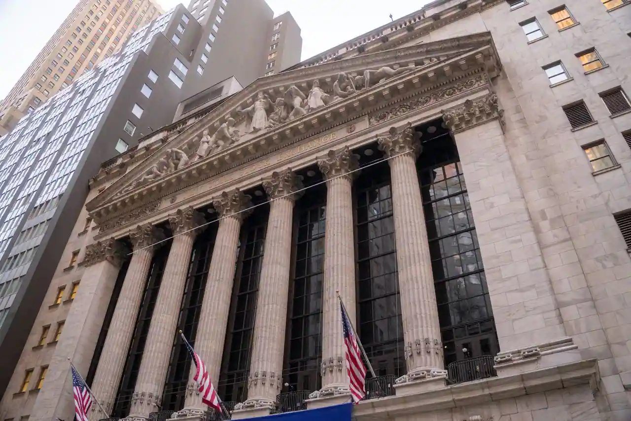Façade à colonnes du New York Stock Exchange, place financière de Wall Street à Manhattan