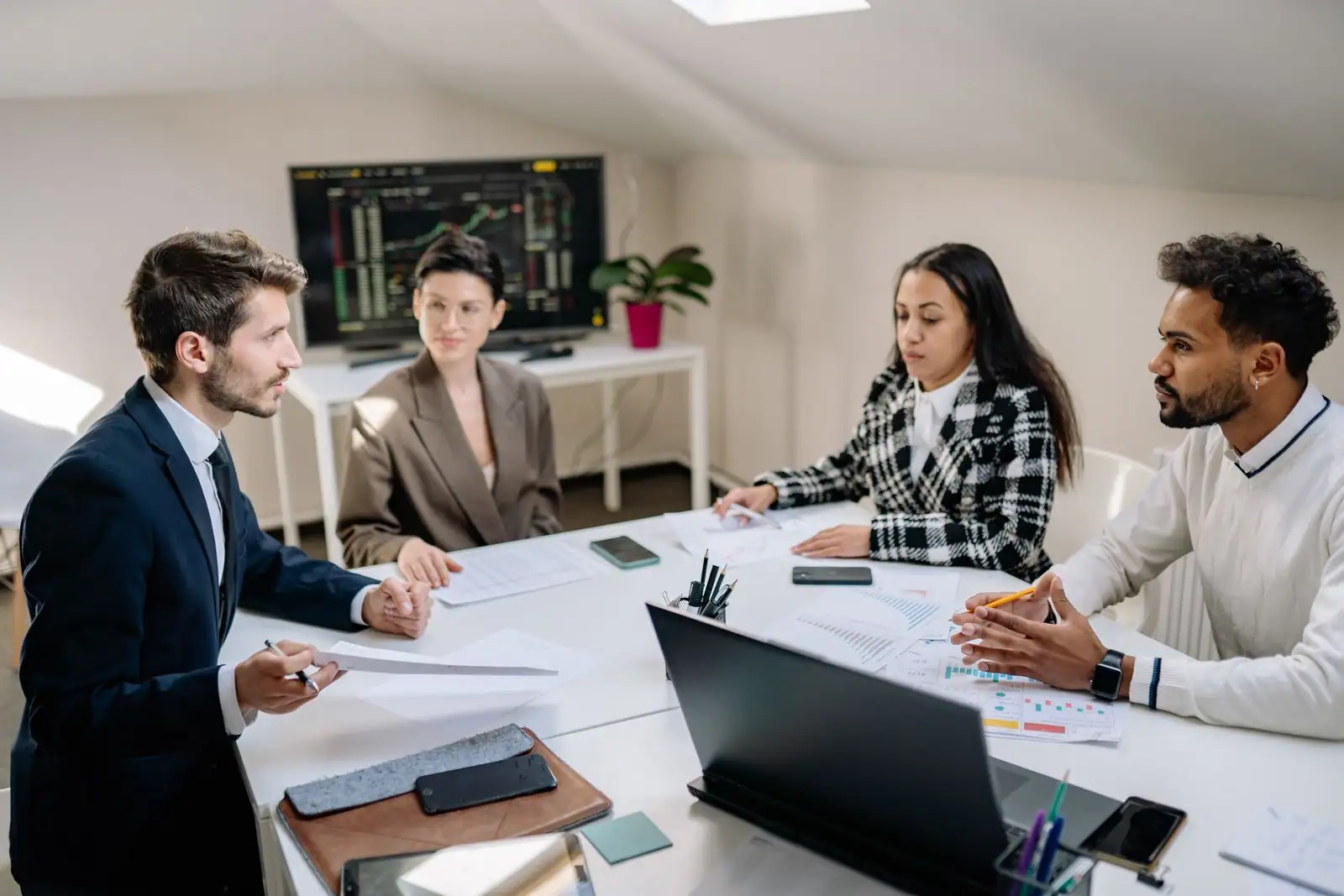 Réunion d'équipe autour d'une table de travail dans un bureau lumineux