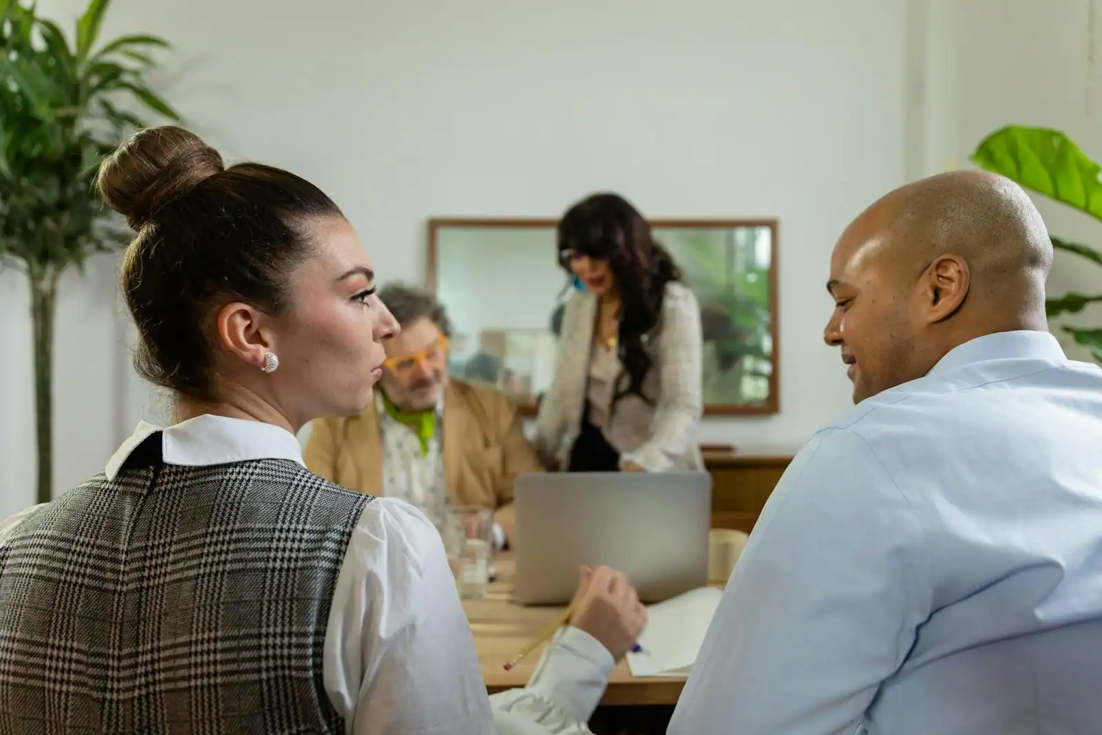 Équipe de travail communiquant lors d'une réunion collaborative au bureau.