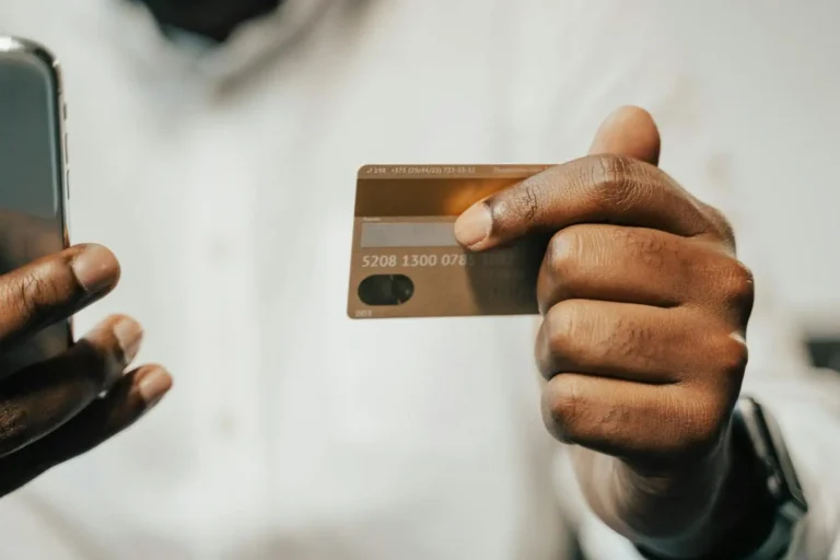 Compte bancaire en ligne : fonctionnement, avantages et limites