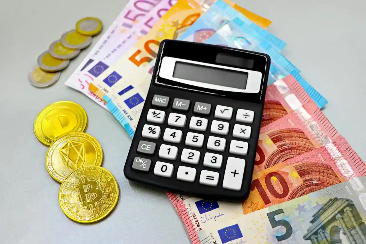 Billets en euros, pièces et calculatrice illustrant la conversion entre le franc Pacifique et l'euro.