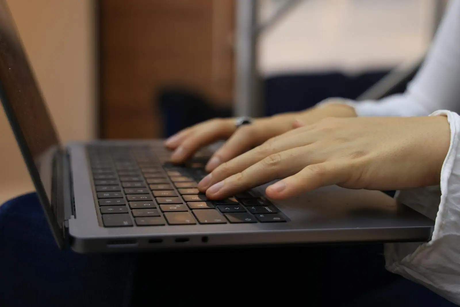 Gros plan de mains tapant sur le clavier d'un ordinateur portable