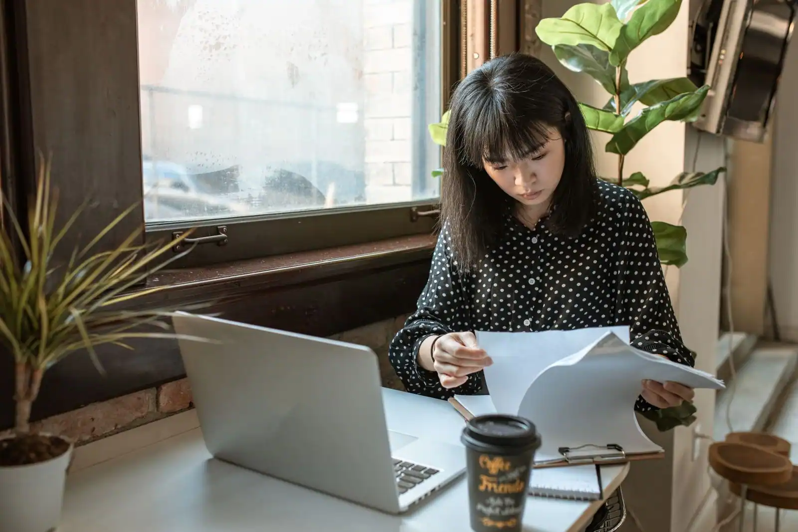 Personne préparant la création de son entreprise, dossiers et ordinateur portable sur un bureau