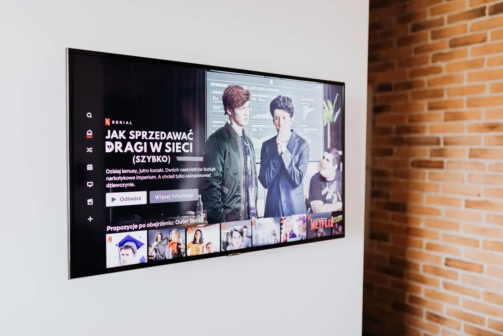 Téléviseur connecté fixé au mur affichant une interface de streaming dans un intérieur