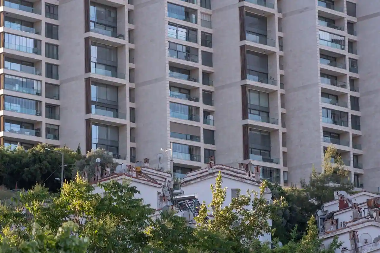 Façade d’un immeuble résidentiel moderne avec balcons