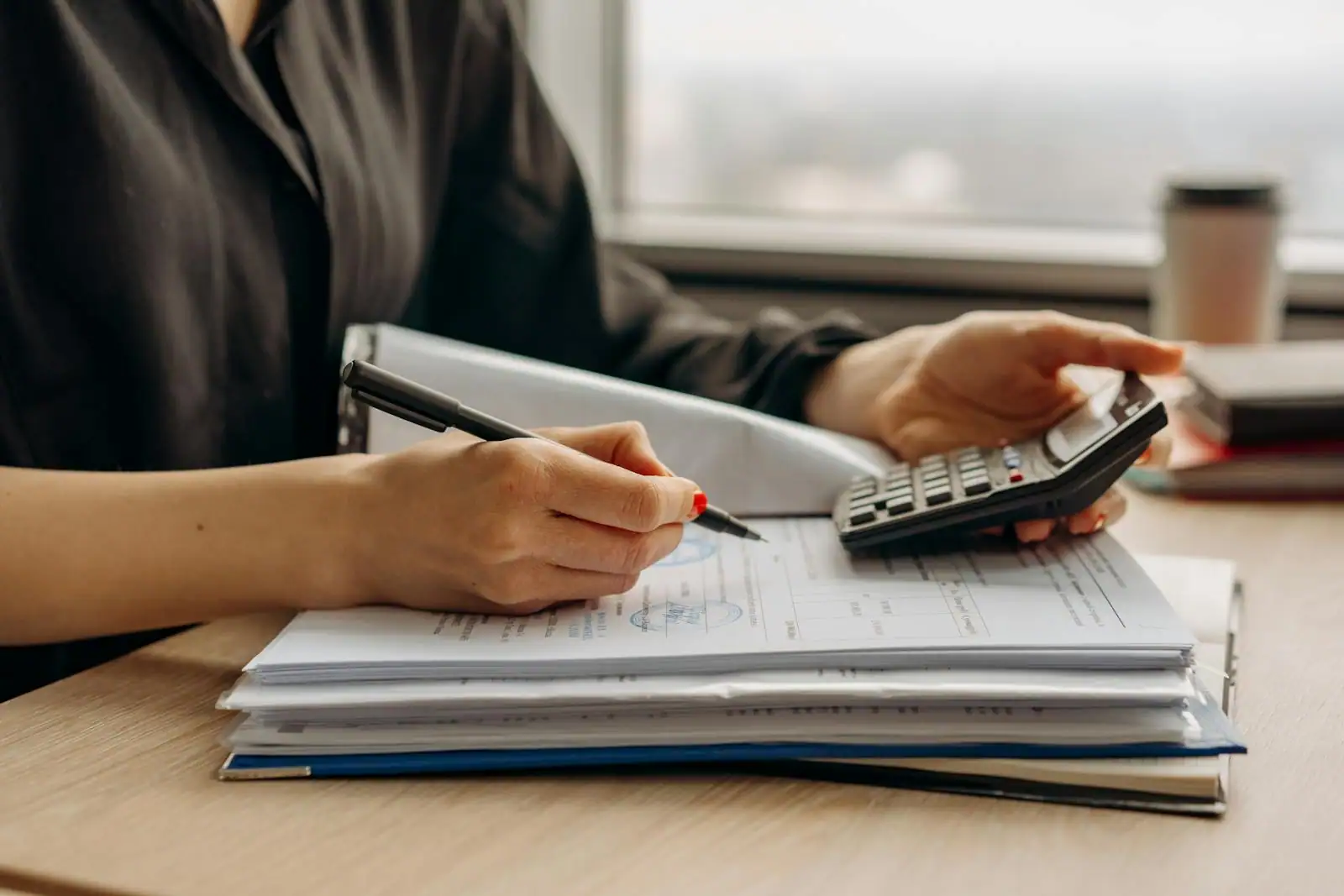 Salarié consultant son plan d'épargne salariale sur un écran avec des documents financiers