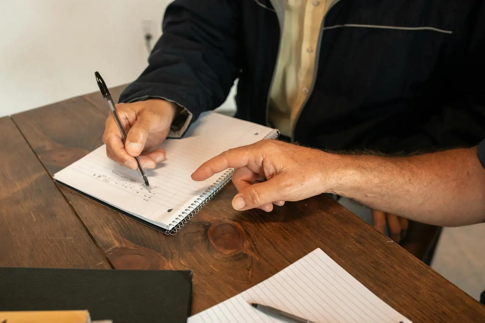 Adulte en formation professionnelle prenant des notes lors d'une reconversion