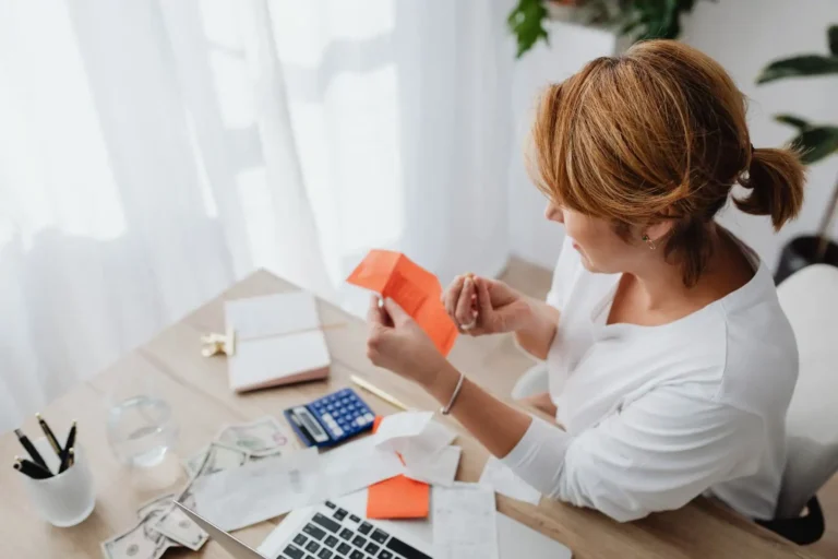 Frais bancaires : comprendre, comparer et les réduire