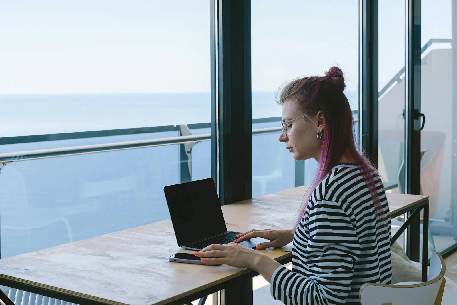 Freelance travaillant sur un ordinateur portable, consultant des plateformes de missions en ligne