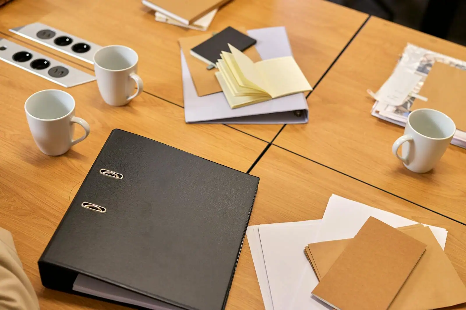 Bureau organisé avec dossiers, classeurs et documents illustrant la gestion administrative