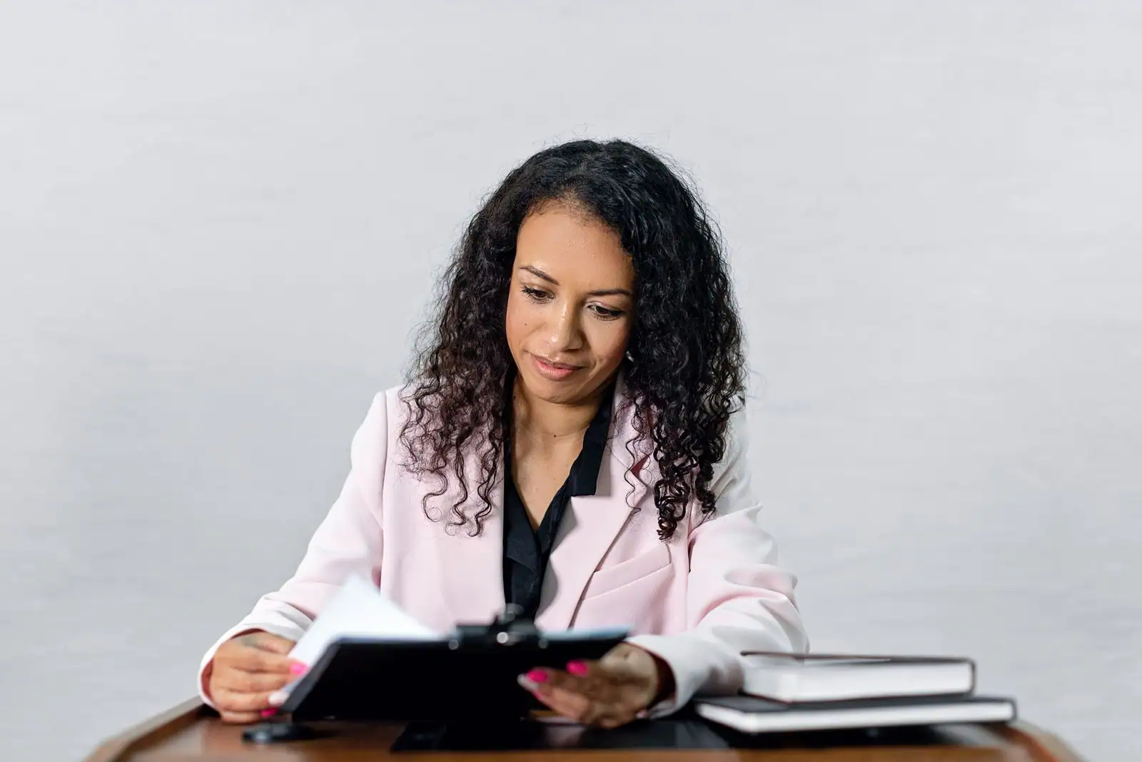 Personne examinant des documents contractuels à un bureau, dans un cadre professionnel.