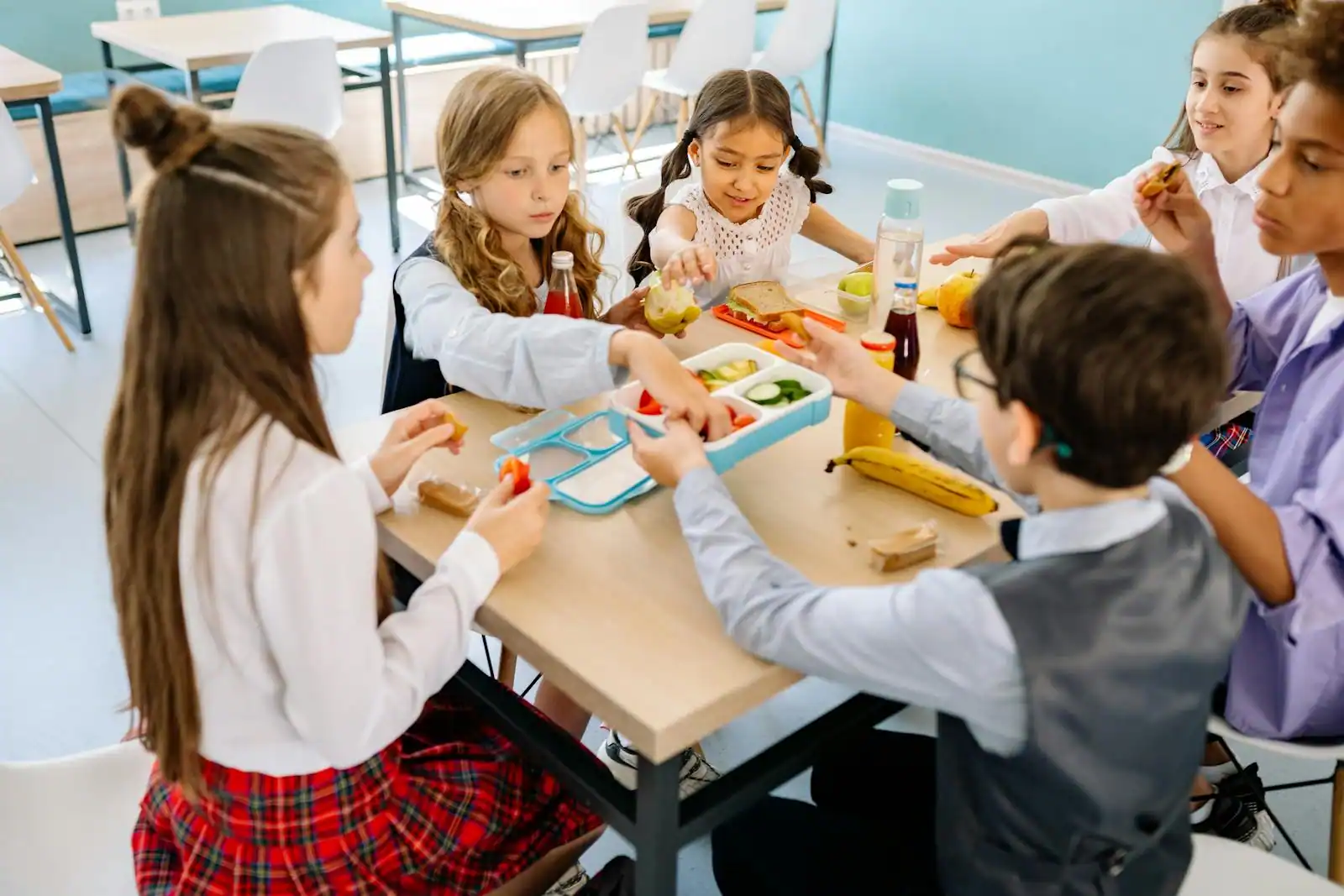 Self-service d'une cantine avec des plateaux-repas et un personnel de restauration au service
