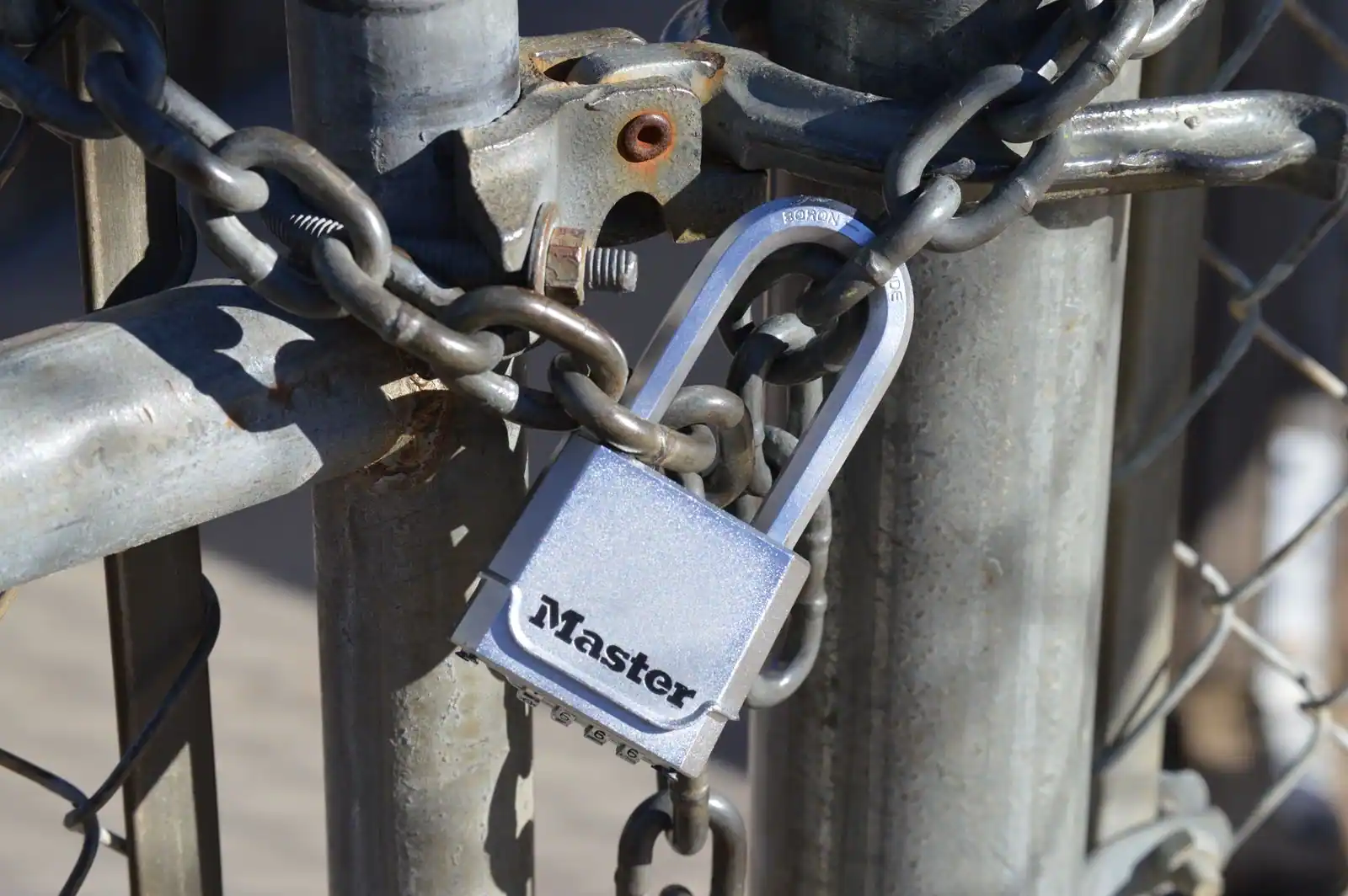 Cadenas métallique verrouillant une chaîne sur une grille, image de sécurité