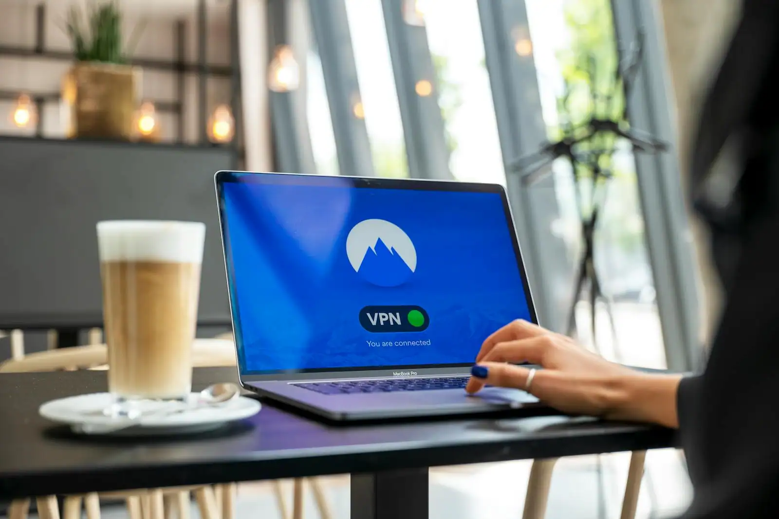 Écran d'ordinateur affichant un formulaire de connexion sécurisé avec un cadenas, mains sur le clavier