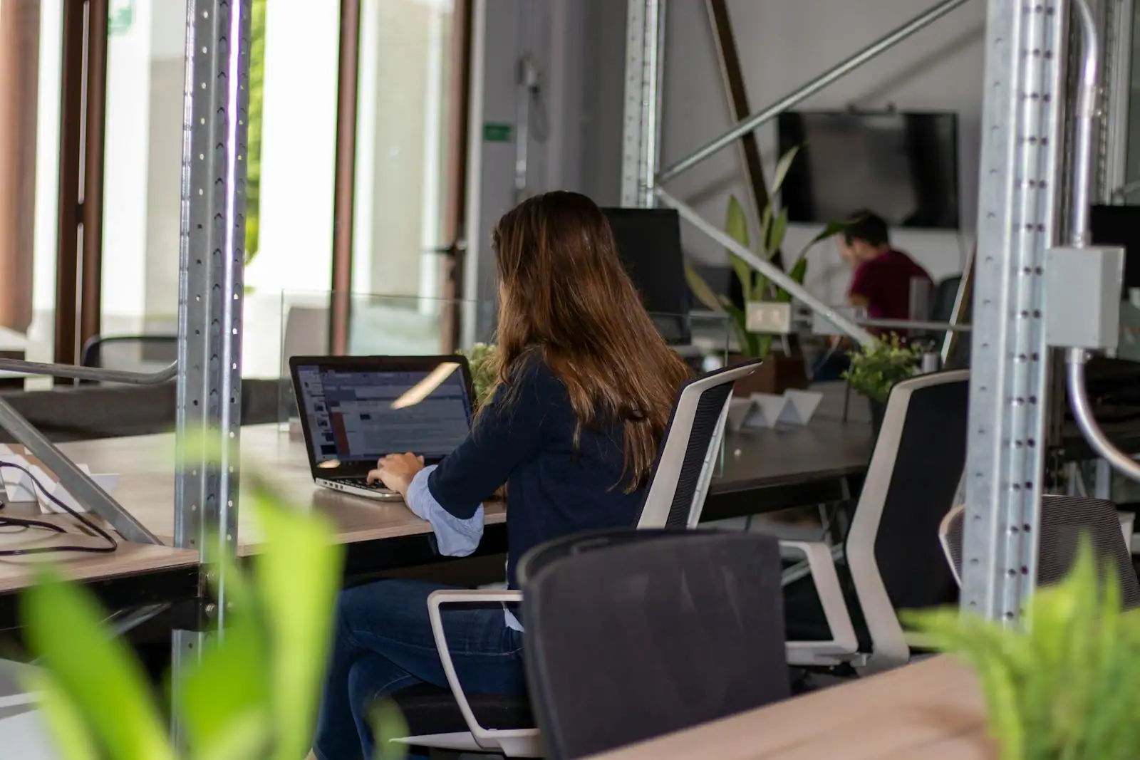 Consultant indépendant travaillant sur un ordinateur portable dans un bureau lumineux