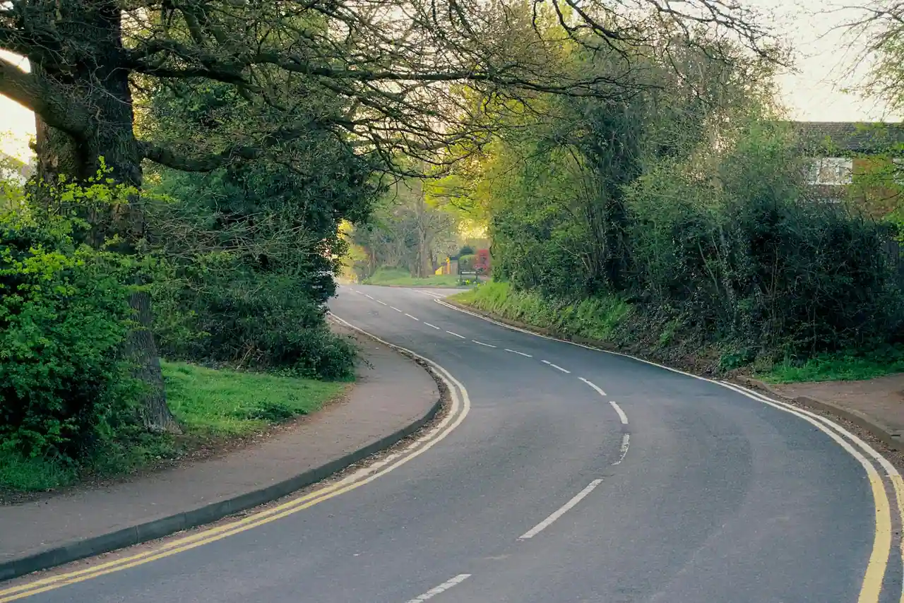 Deux routes qui bifurquent dans un paysage, image d'un choix et d'un plan B