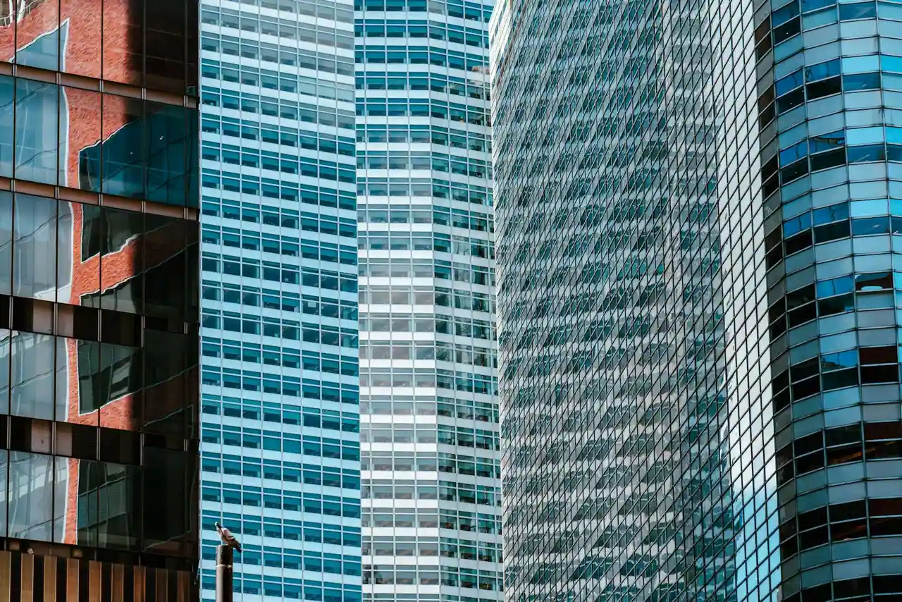 Immeubles de bureaux modernes aux façades vitrées dans un quartier d'affaires
