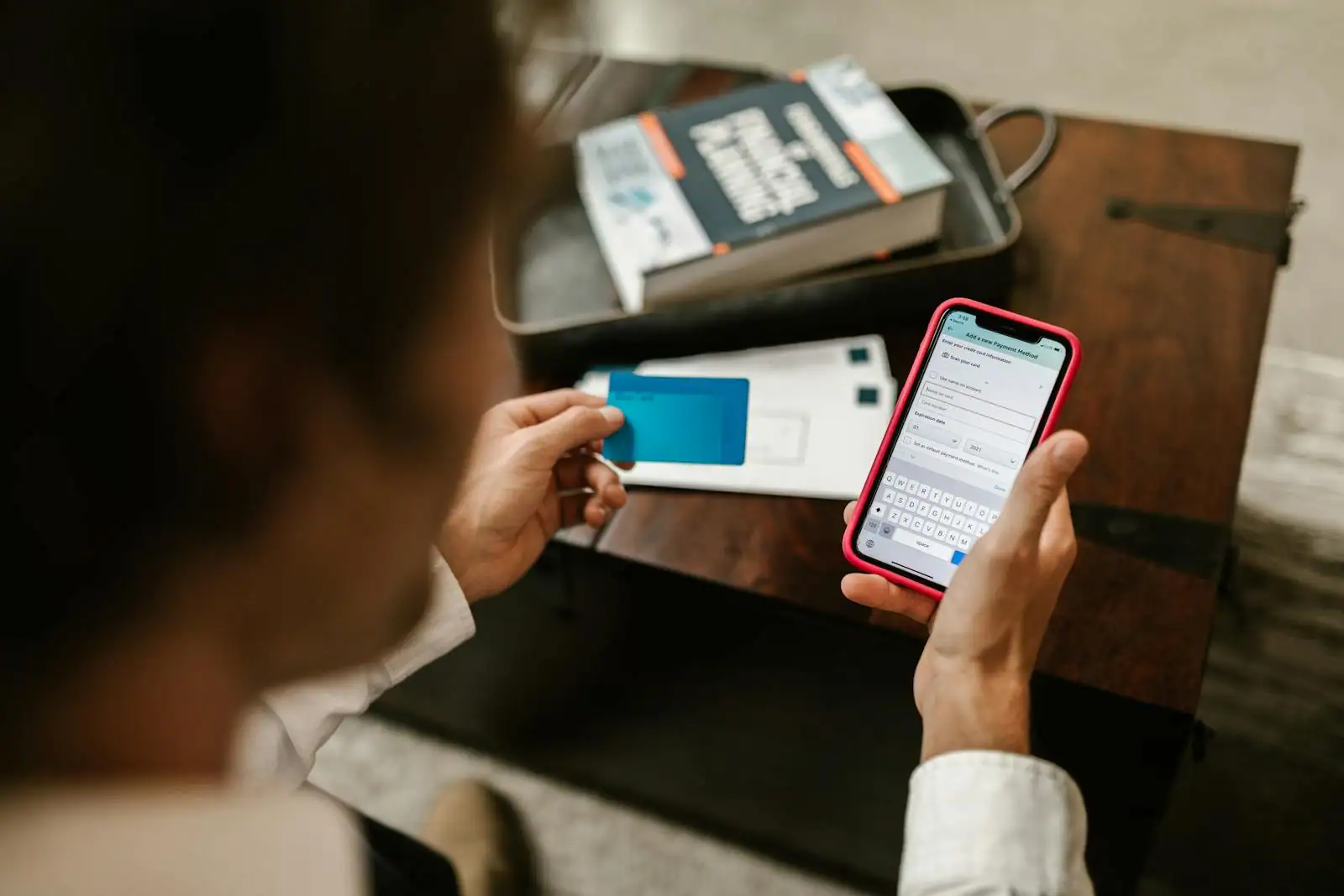 Personne consultant une application bancaire sur un smartphone pour suivre un virement.
