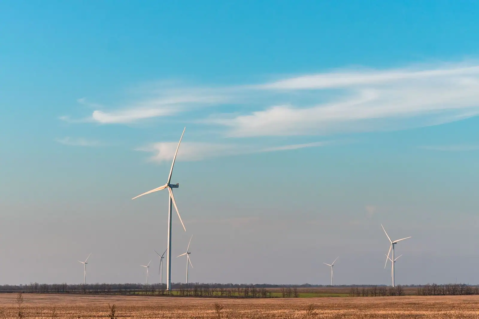 Éoliennes produisant de l'électricité dans un paysage dégagé, illustration du secteur de l'énergie