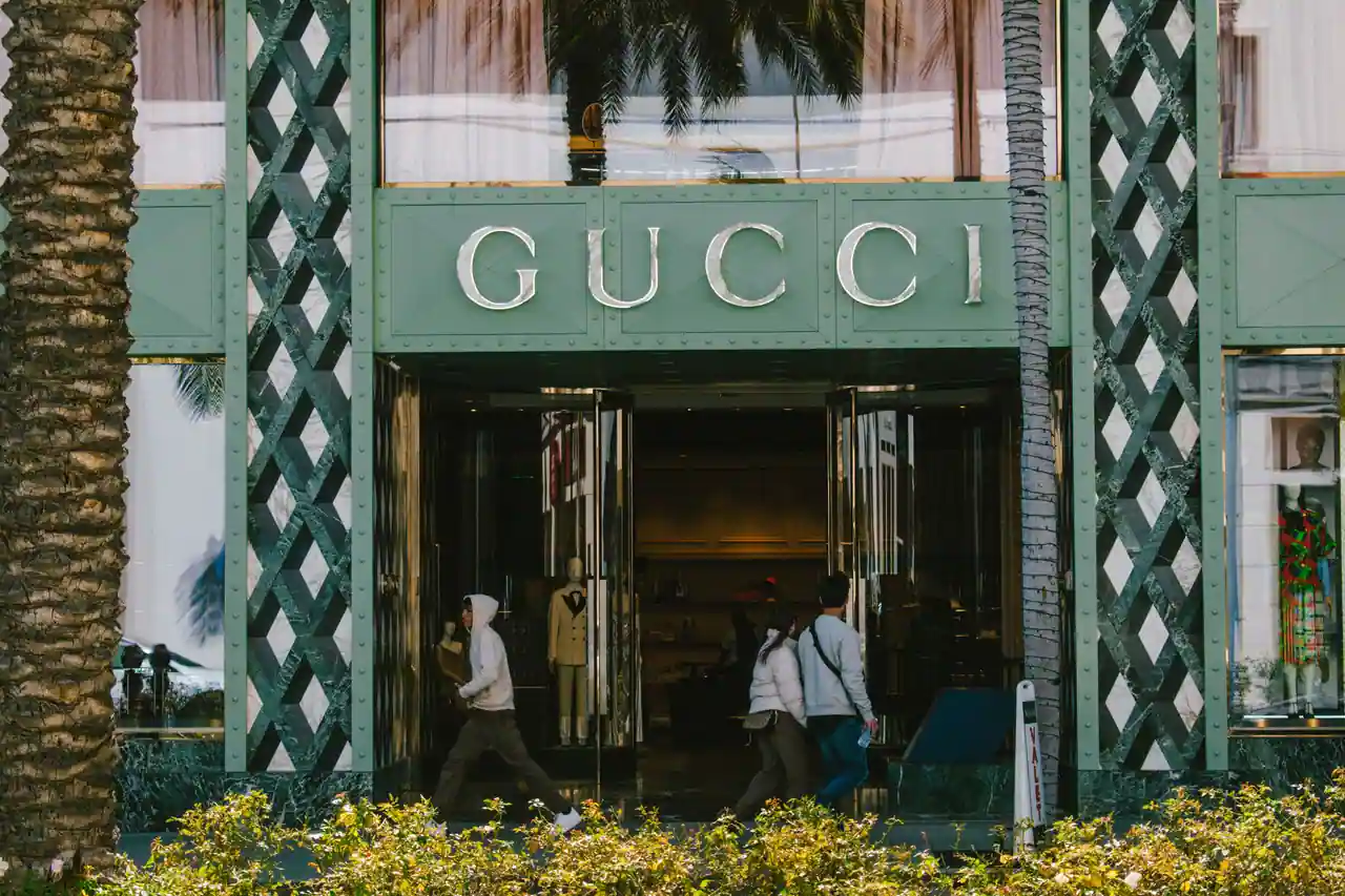 Façade d'une boutique Gucci, maison phare du groupe Kering, dans une rue commerçante