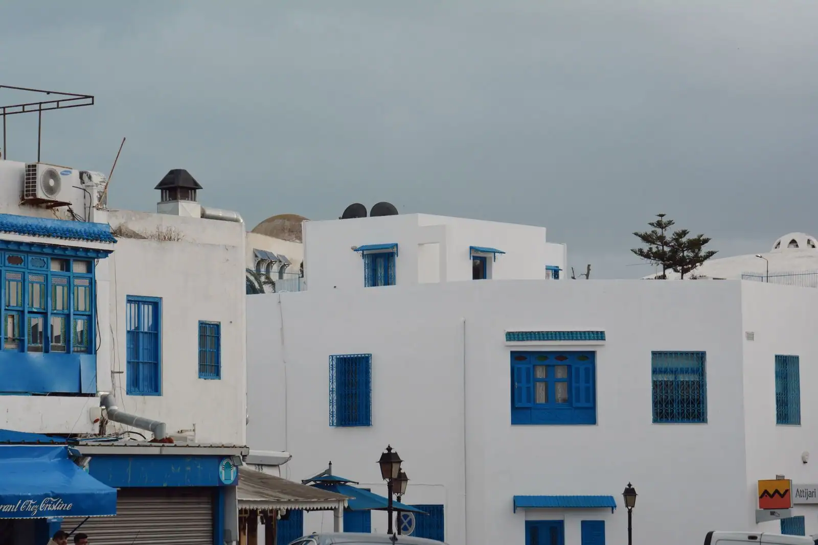 Façades blanches aux fenêtres bleues typiques de Tunisie, illustration de l'actualité tunisienne
