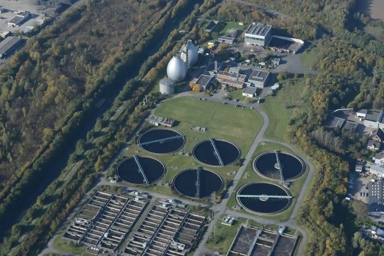 Bassins circulaires d’une station d’épuration vus du ciel, illustration de la gestion de l’eau