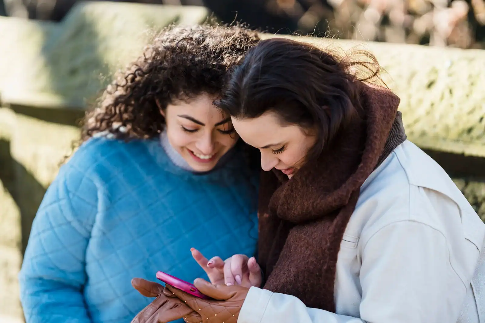 Deux proches regardant ensemble un smartphone, illustration du parrainage entre amis chez N26
