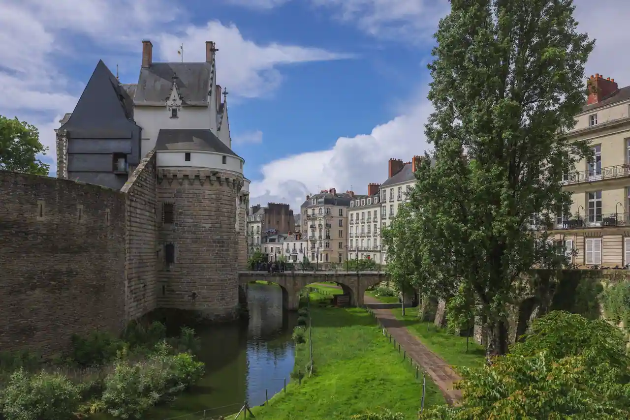Les douves et remparts du château des ducs de Bretagne, au centre-ville de Nantes, sous un ciel dégagé