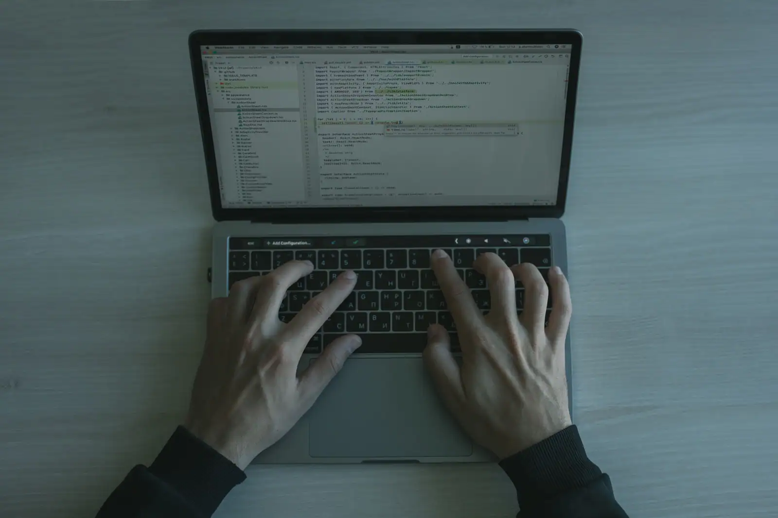 Développeur freelance codant un site web sur son ordinateur portable, vue en plongée.