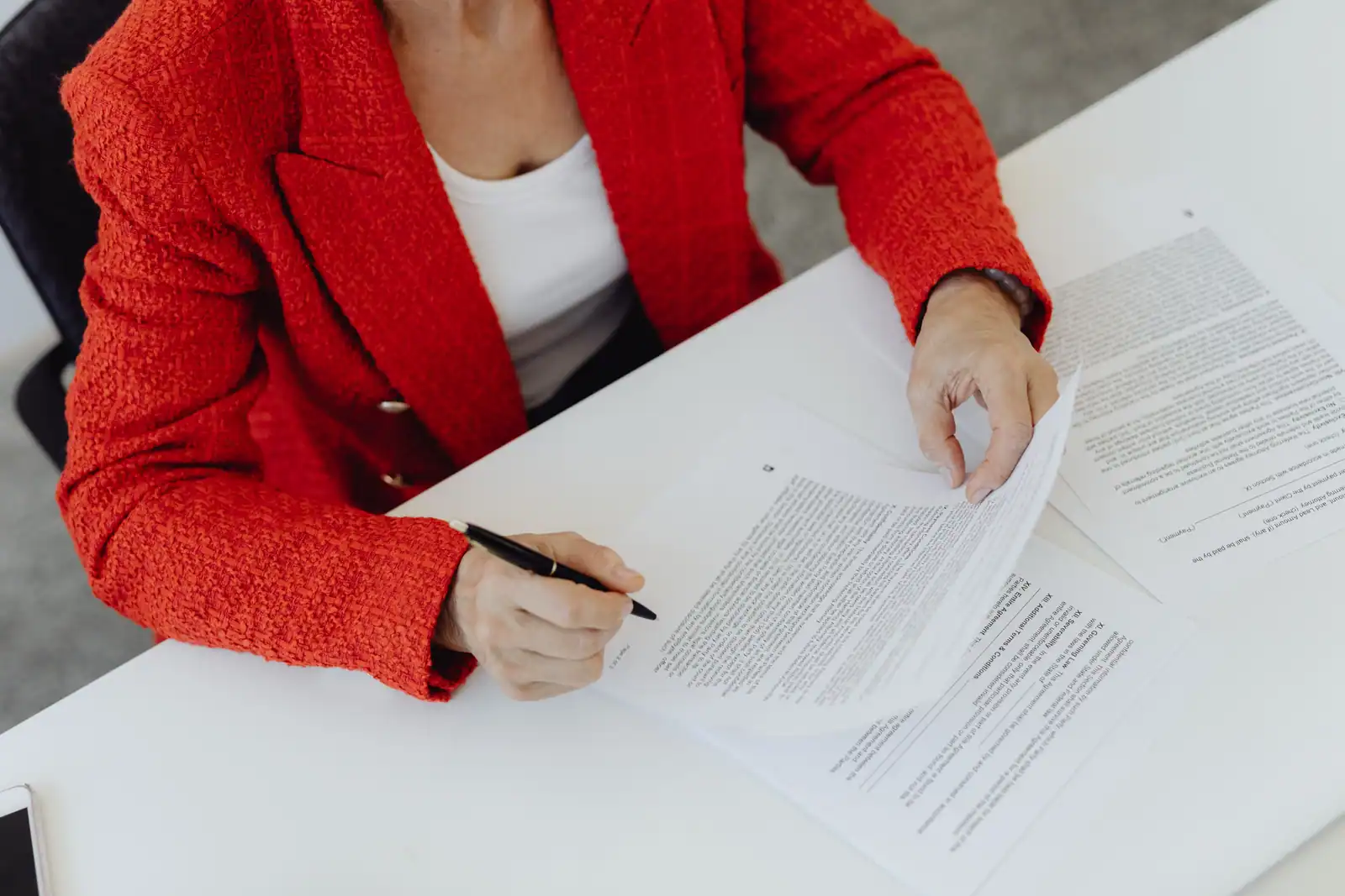 Entrepreneur remplissant un dossier d'immatriculation d'entreprise à un bureau, documents administratifs visibles