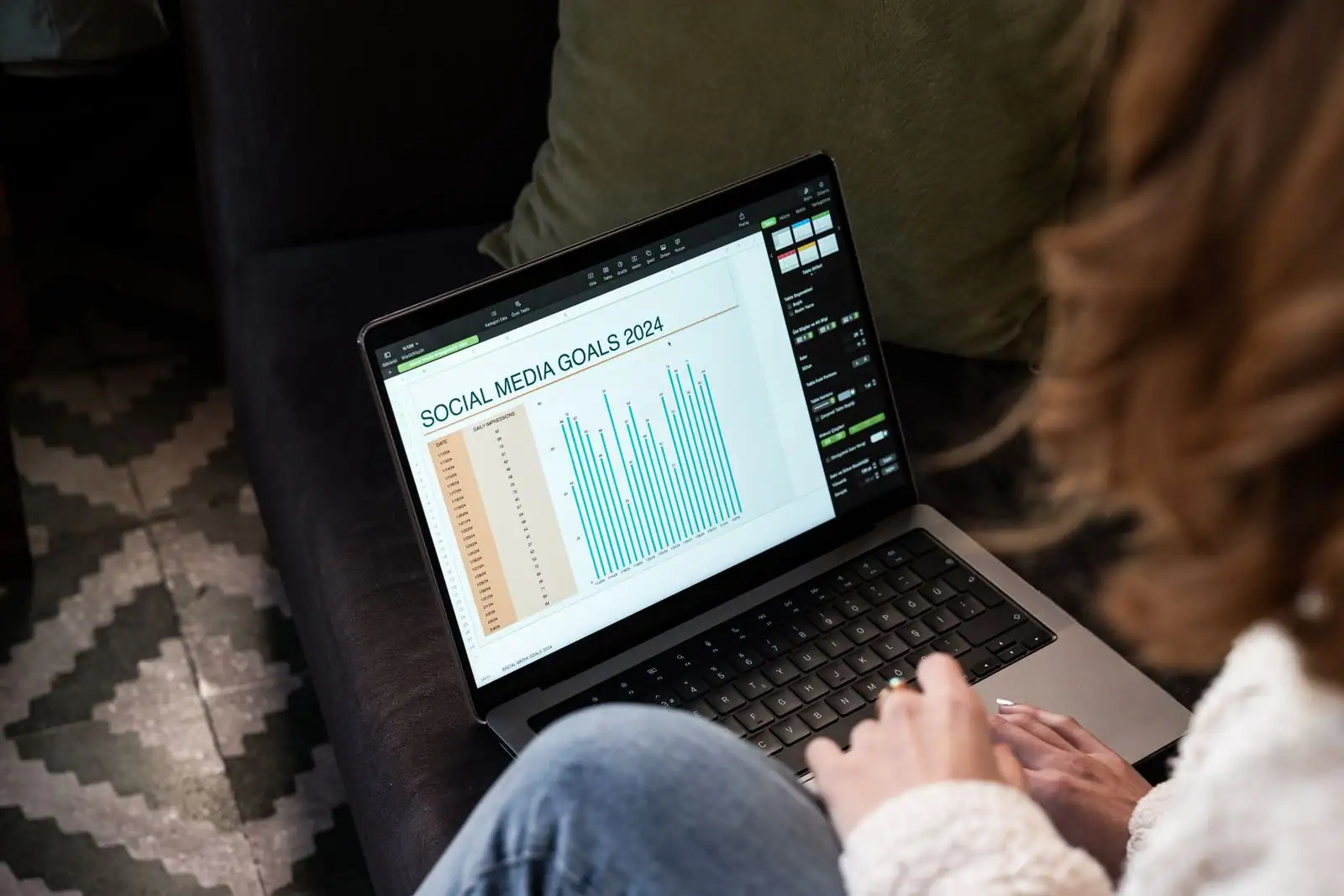 Freelance en marketing digital qui analyse des indicateurs de performance sur l'écran de son ordinateur.