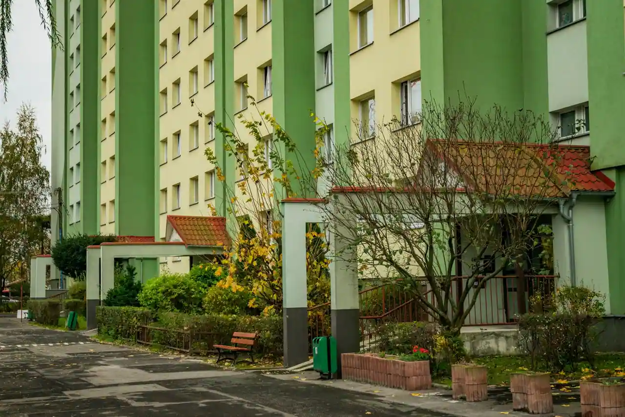 Façade d'immeuble résidentiel avec entrées et porches, immeuble locatif en zone urbaine