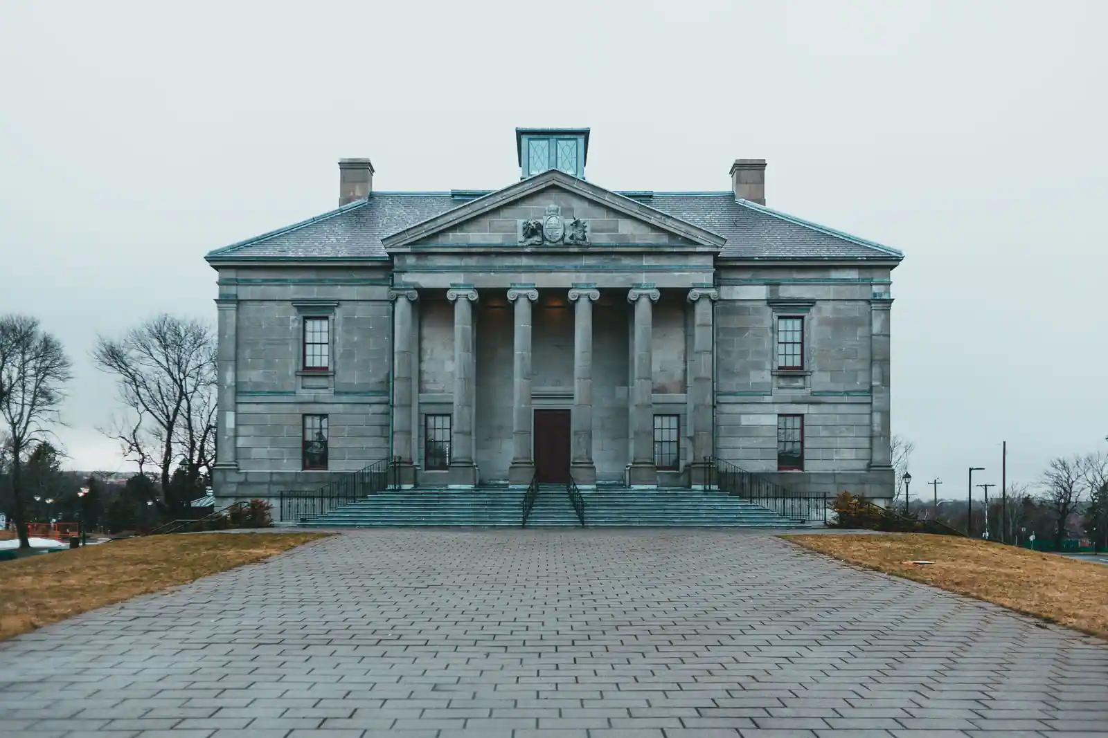 Bâtiment administratif public à colonnades et perron, façade institutionnelle symétrique.