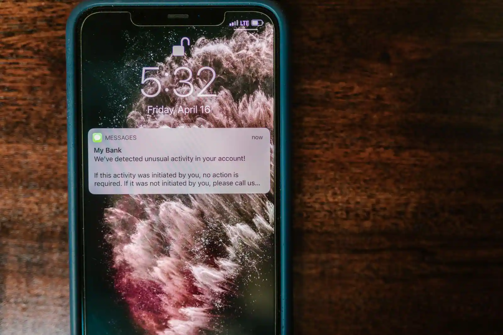 Notification d'alerte bancaire affichée sur un smartphone, signalant une activité inhabituelle sur le compte.