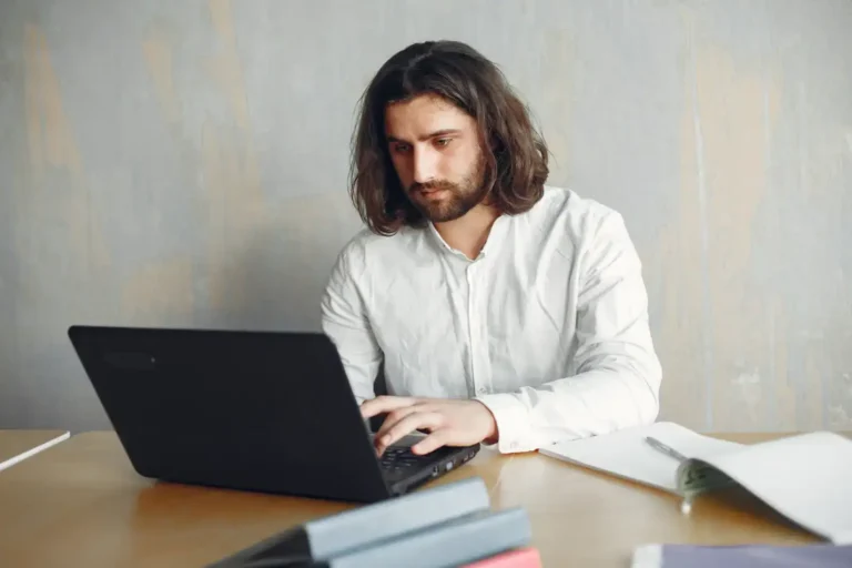 Traducteur freelance : se lancer face à la traduction automatique